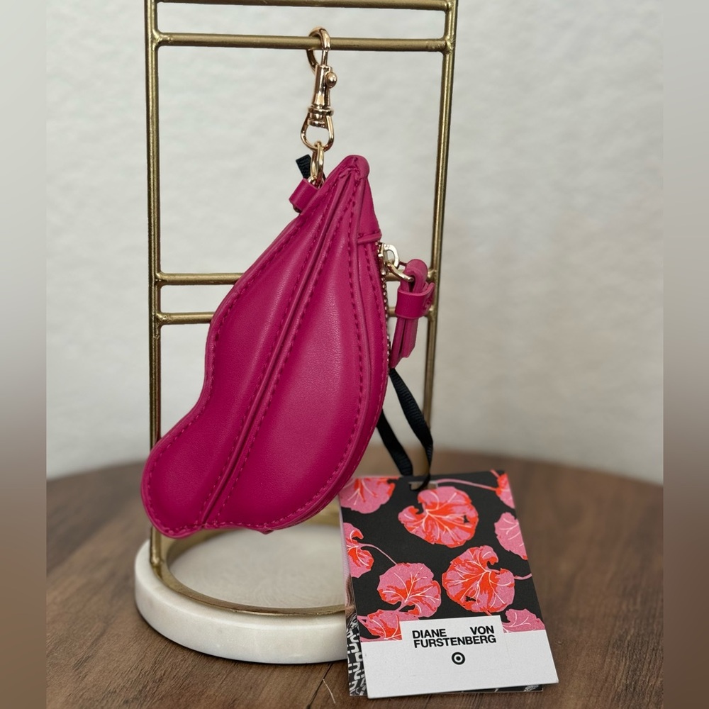 Diane Von Furstenberg Lips coin pouch in hot pink with key chain clip gold - Picture 6 of 7